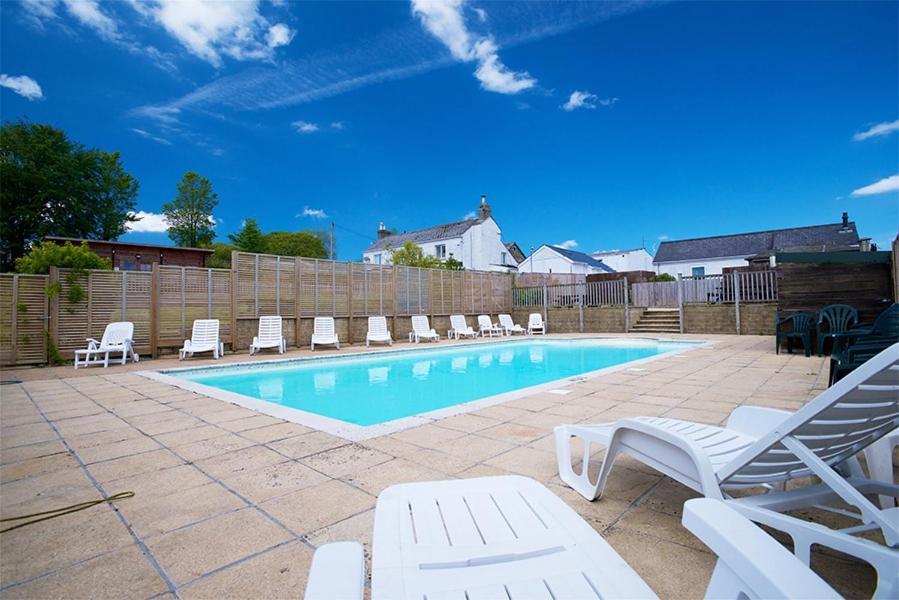 Grampound Our Goldfinch 1- Sleeps 2 Persons- Private Hot Tub-Pet Friendly-Tranquil Holiday Away From It All Yet Not Far From St Austell- The Holiday Home Has One Bedroom, Living And Dining Area, Equipped Kitchen-Decking-Outdoor Furniture-Fishing Lakes And More מראה חיצוני תמונה