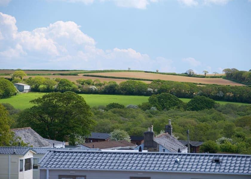 Grampound Our Goldfinch 1- Sleeps 2 Persons- Private Hot Tub-Pet Friendly-Tranquil Holiday Away From It All Yet Not Far From St Austell- The Holiday Home Has One Bedroom, Living And Dining Area, Equipped Kitchen-Decking-Outdoor Furniture-Fishing Lakes And More מראה חיצוני תמונה