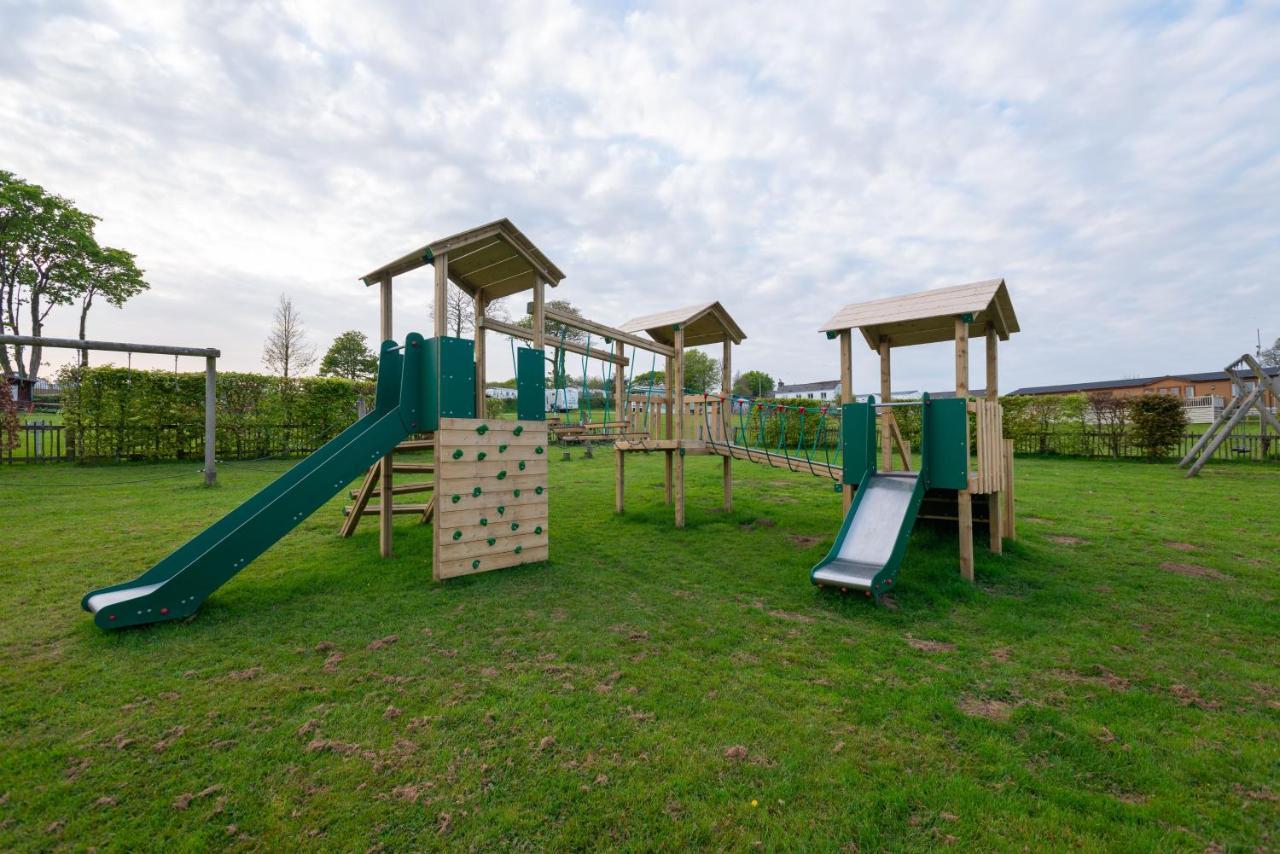 Grampound Our Goldfinch 1- Sleeps 2 Persons- Private Hot Tub-Pet Friendly-Tranquil Holiday Away From It All Yet Not Far From St Austell- The Holiday Home Has One Bedroom, Living And Dining Area, Equipped Kitchen-Decking-Outdoor Furniture-Fishing Lakes And More מראה חיצוני תמונה